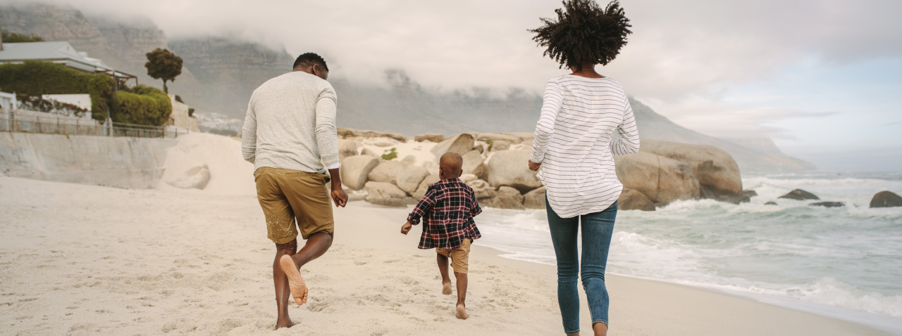 Família a correr na praia